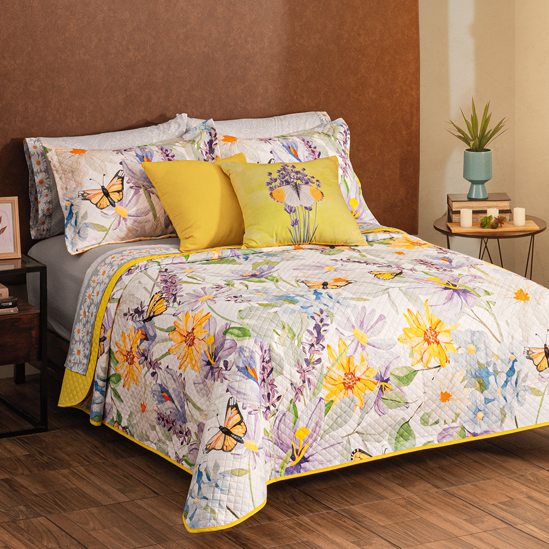 El coordinado de Colcha Hotelera Daisy, es un completo juego color amarillo y hermosos diseños florales de difernetes colores