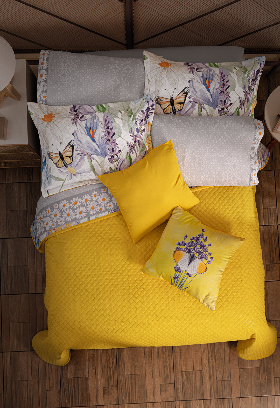 El coordinado de Colcha Hotelera Daisy, es un completo juego color amarillo y hermosos diseños florales de difernetes colores